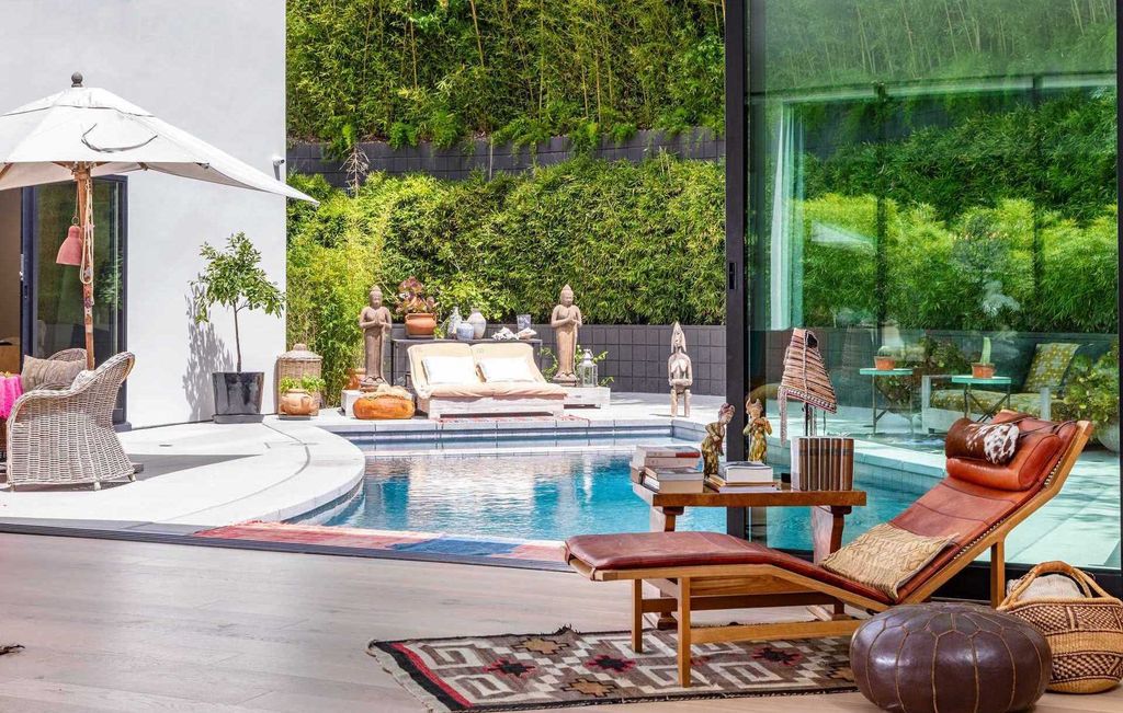 The Home in Los Angeles is a Holmby Hills hidden oasis nestled behind bamboo hedges and secluded from the street now available for sale. This house located at 1140 Brooklawn Dr, Los Angeles, California