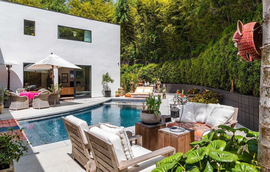 The Home in Los Angeles is a Holmby Hills hidden oasis nestled behind bamboo hedges and secluded from the street now available for sale. This house located at 1140 Brooklawn Dr, Los Angeles, California