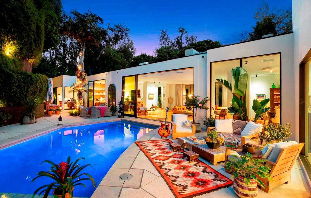 The Home in Los Angeles is a Holmby Hills hidden oasis nestled behind bamboo hedges and secluded from the street now available for sale. This house located at 1140 Brooklawn Dr, Los Angeles, California