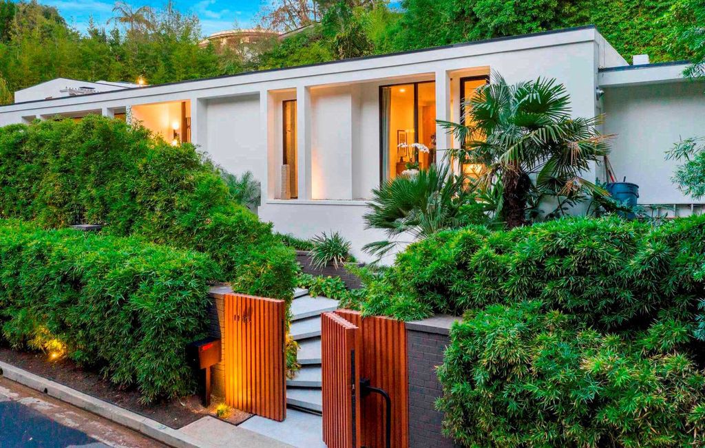 The Home in Los Angeles is a Holmby Hills hidden oasis nestled behind bamboo hedges and secluded from the street now available for sale. This house located at 1140 Brooklawn Dr, Los Angeles, California