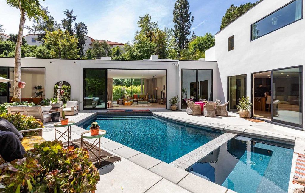 The Home in Los Angeles is a Holmby Hills hidden oasis nestled behind bamboo hedges and secluded from the street now available for sale. This house located at 1140 Brooklawn Dr, Los Angeles, California