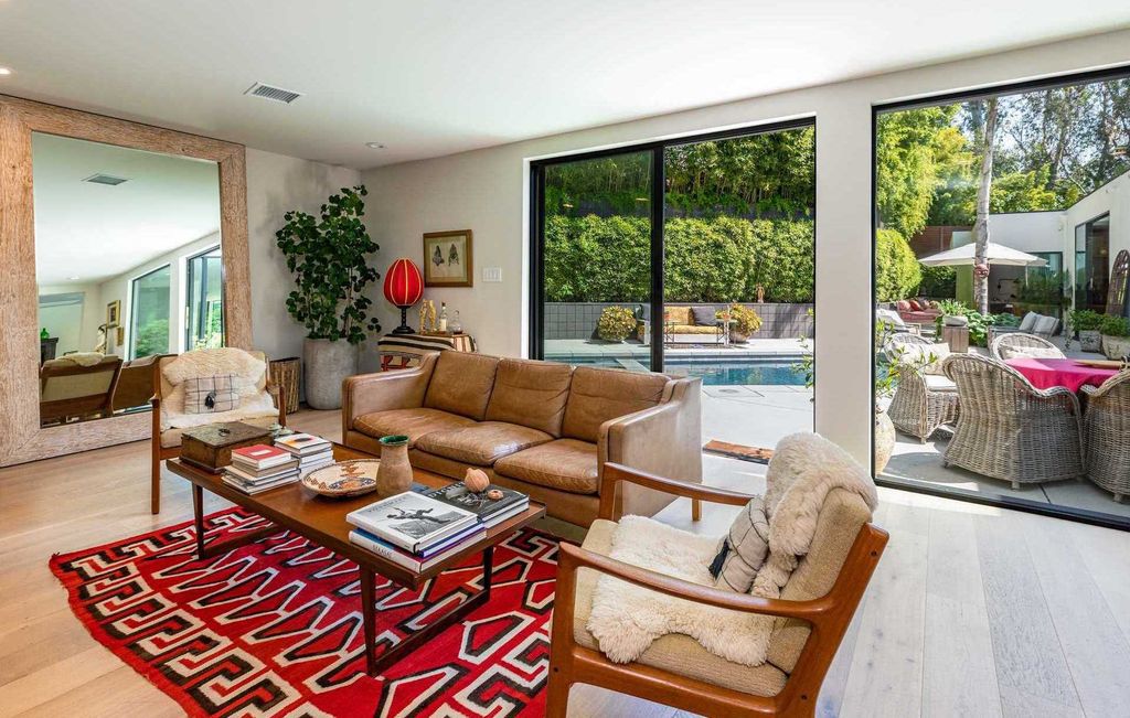 The Home in Los Angeles is a Holmby Hills hidden oasis nestled behind bamboo hedges and secluded from the street now available for sale. This house located at 1140 Brooklawn Dr, Los Angeles, California