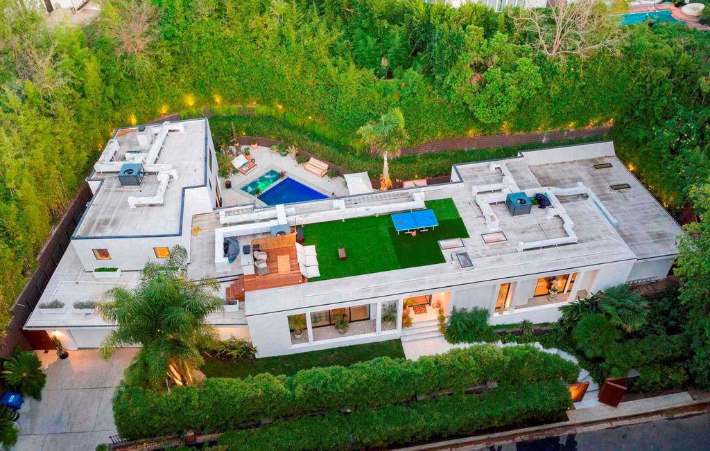 The Home in Los Angeles is a Holmby Hills hidden oasis nestled behind bamboo hedges and secluded from the street now available for sale. This house located at 1140 Brooklawn Dr, Los Angeles, California