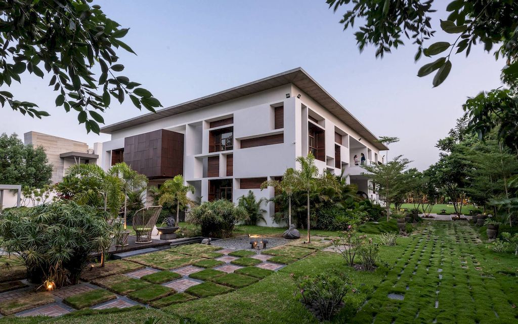 The Courtyard House, a Luxurious House in India by Associated Architects