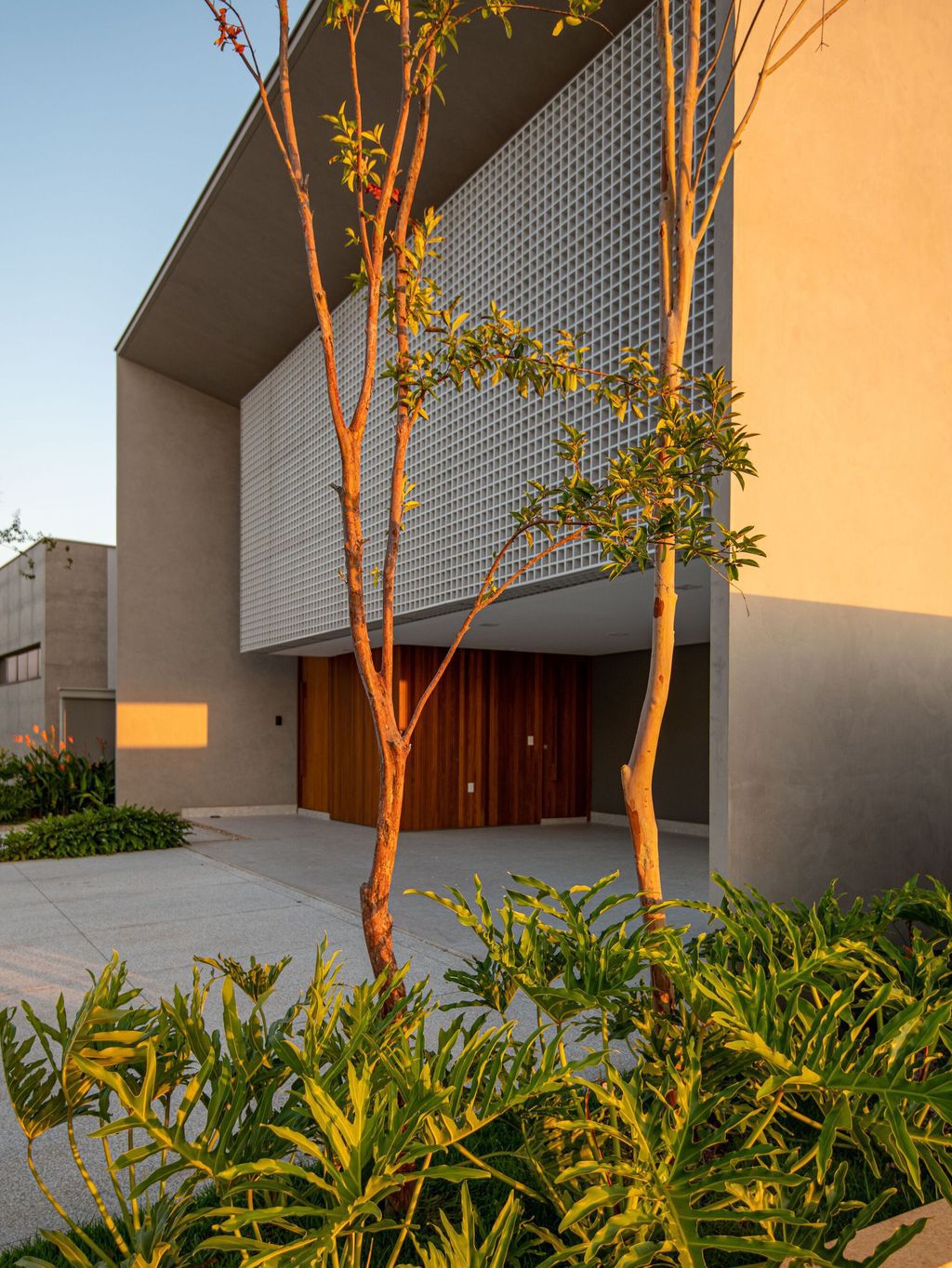 The Muxarabi House, impressive architecture by Cris Furlan Arquitetura