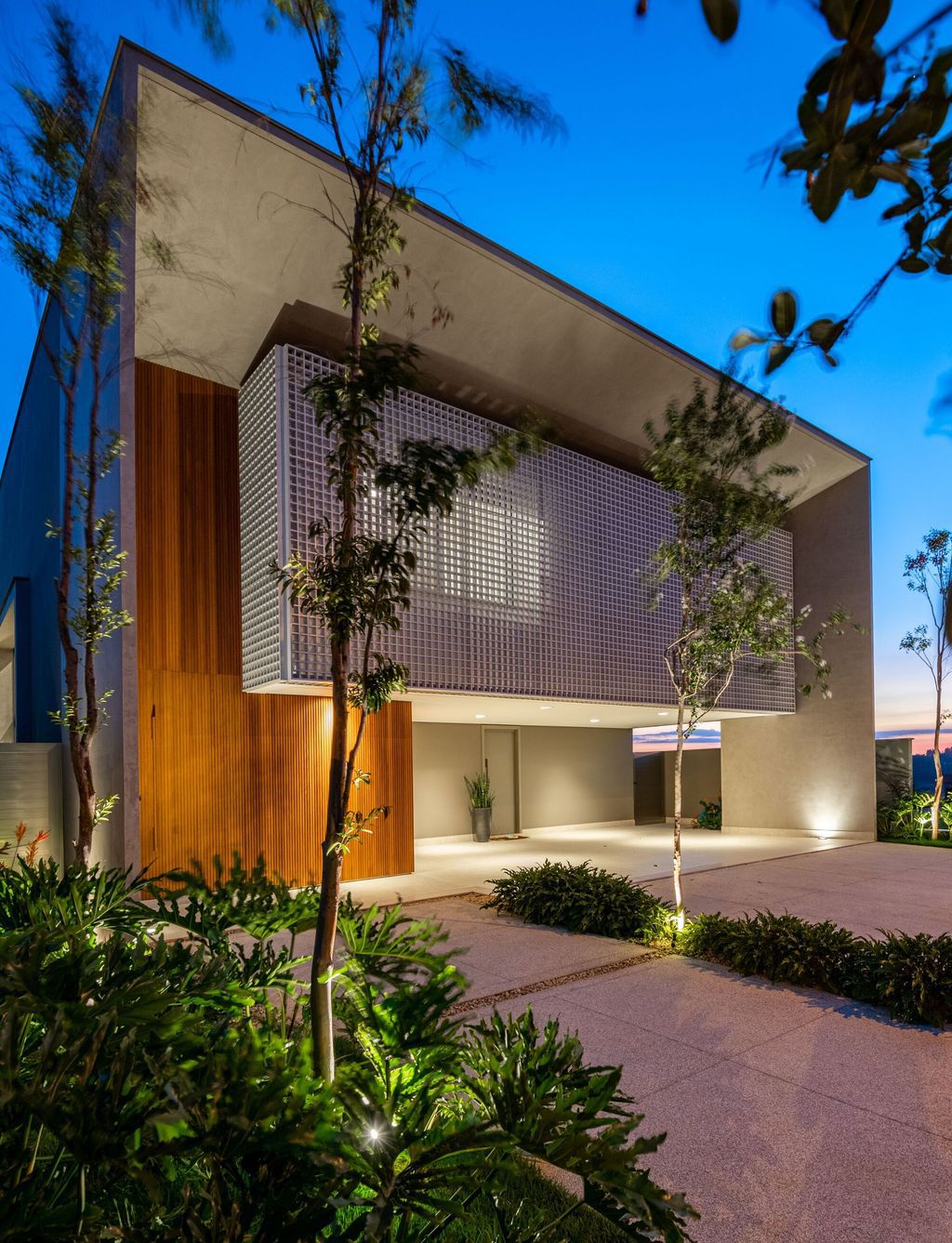 The Muxarabi House, impressive architecture by Cris Furlan Arquitetura