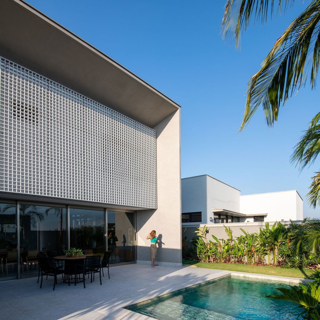 The Muxarabi House, impressive architecture by Cris Furlan Arquitetura