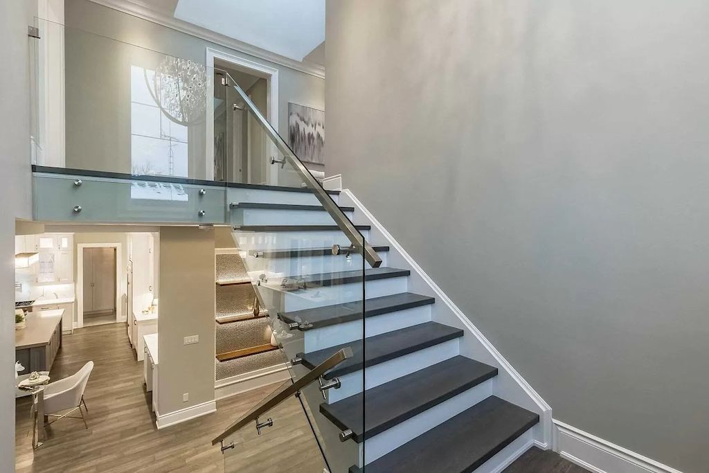 The House in Ontario is a luxurious custom build home now available for sale. This home located at 365 Tennyson Dr, Oakville, ON L6L 3Y8, Canada