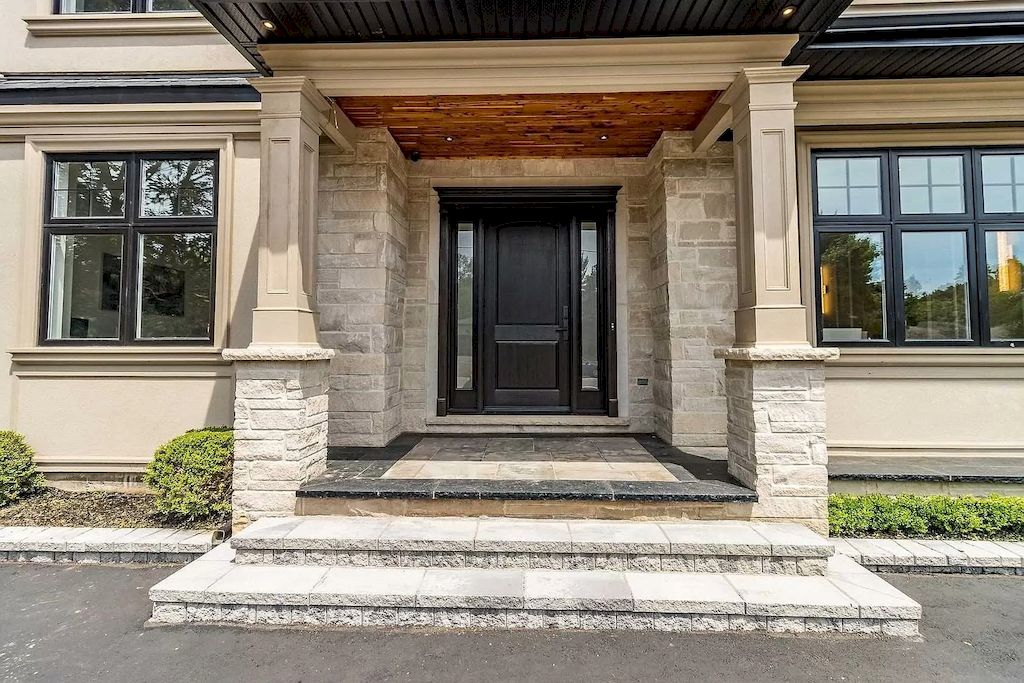 The House in Ontario is a luxurious custom build home now available for sale. This home located at 365 Tennyson Dr, Oakville, ON L6L 3Y8, Canada