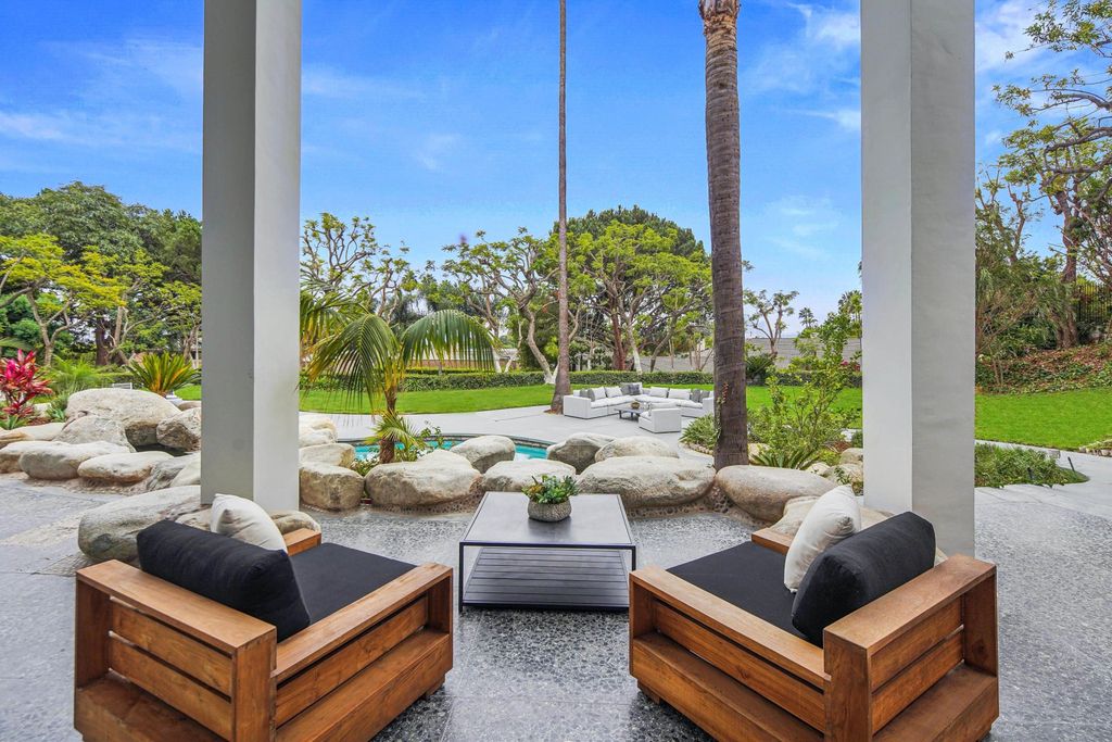 The Beverly Hills Home is a completely private and gated sanctuary was impeccably designed to frame the awe-inspiring city of Los Angeles now available for sale. This house located at 419 Robert Ln, Beverly Hills, California