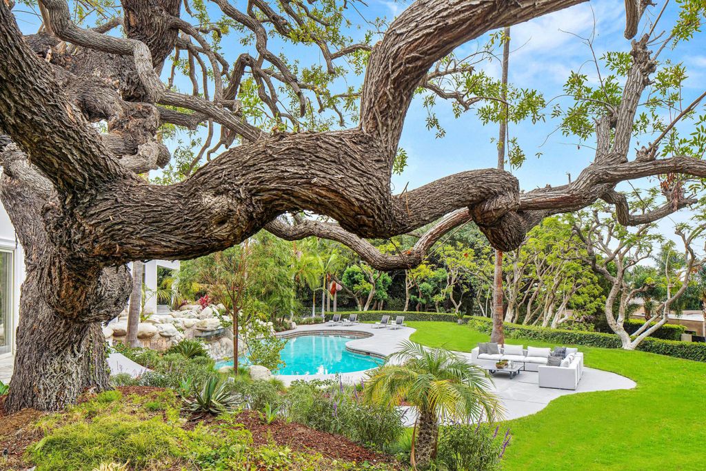 The Beverly Hills Home is a completely private and gated sanctuary was impeccably designed to frame the awe-inspiring city of Los Angeles now available for sale. This house located at 419 Robert Ln, Beverly Hills, California