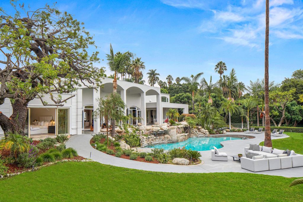 The Beverly Hills Home is a completely private and gated sanctuary was impeccably designed to frame the awe-inspiring city of Los Angeles now available for sale. This house located at 419 Robert Ln, Beverly Hills, California