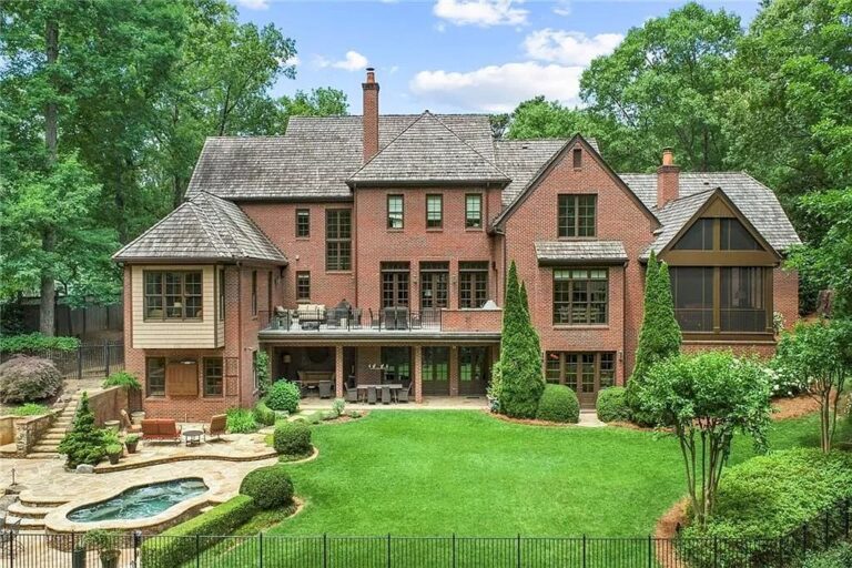 This Stunning Estate Fulfills Your Enormous Dream in Georgia