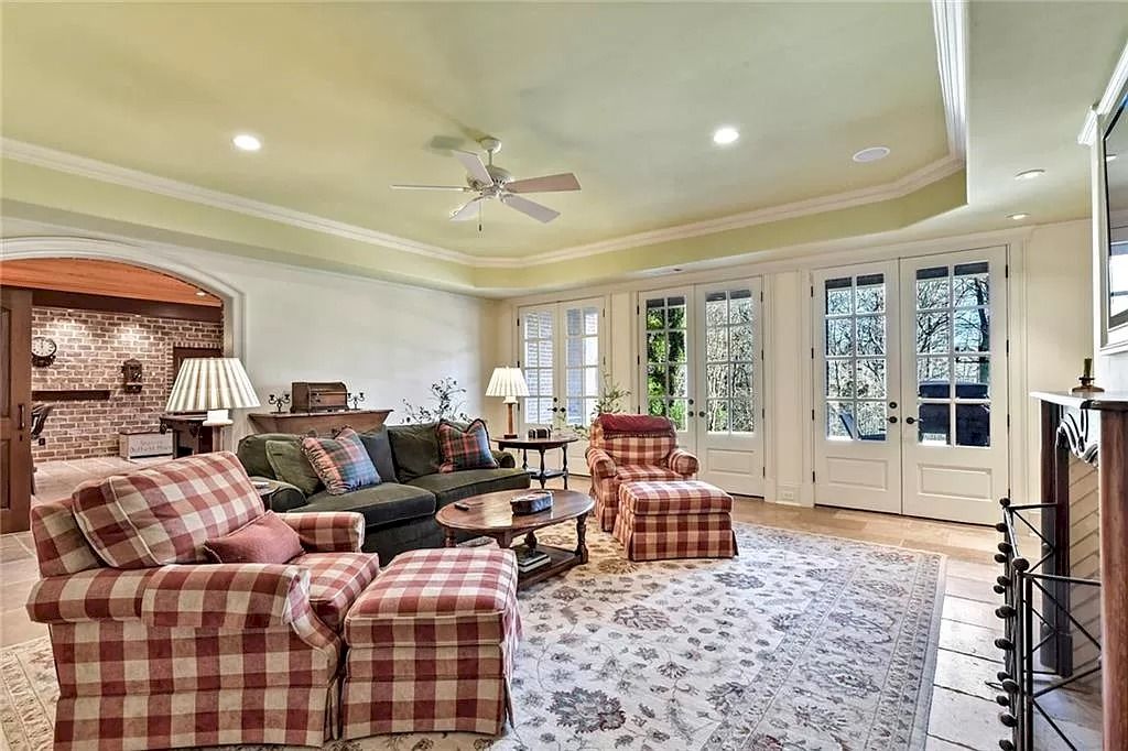 One of the leading reasons you might prefer Red Living Room Ideas is because of the color’s heat, and perfect for cozy living room ideas. And the pattern never goes out of fashion, that is the checkered pattern. The upholstered recliners with brick red-hued checkered pattern installed on both sides of the coffee table warmed up the entire living room with the dominant cream tone. 