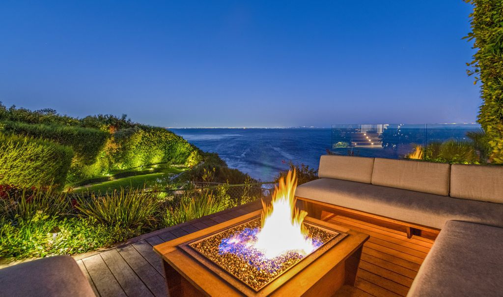 The Malibu Home is a Point Dume mid-century modern estate commands spectacular ocean and Catalina Island views now available for sale. This home located at 29060 Cliffside Dr, Malibu, California