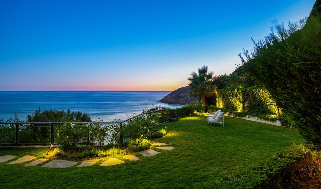 The Malibu Home is a Point Dume mid-century modern estate commands spectacular ocean and Catalina Island views now available for sale. This home located at 29060 Cliffside Dr, Malibu, California