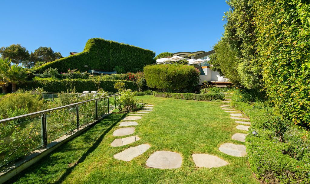 The Malibu Home is a Point Dume mid-century modern estate commands spectacular ocean and Catalina Island views now available for sale. This home located at 29060 Cliffside Dr, Malibu, California