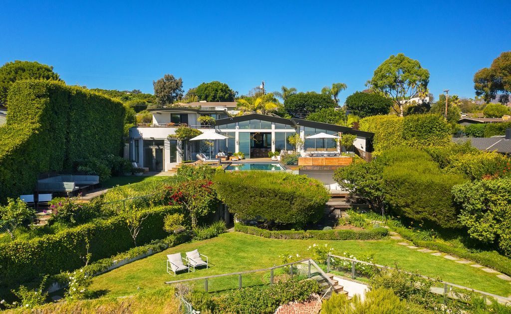 The Malibu Home is a Point Dume mid-century modern estate commands spectacular ocean and Catalina Island views now available for sale. This home located at 29060 Cliffside Dr, Malibu, California