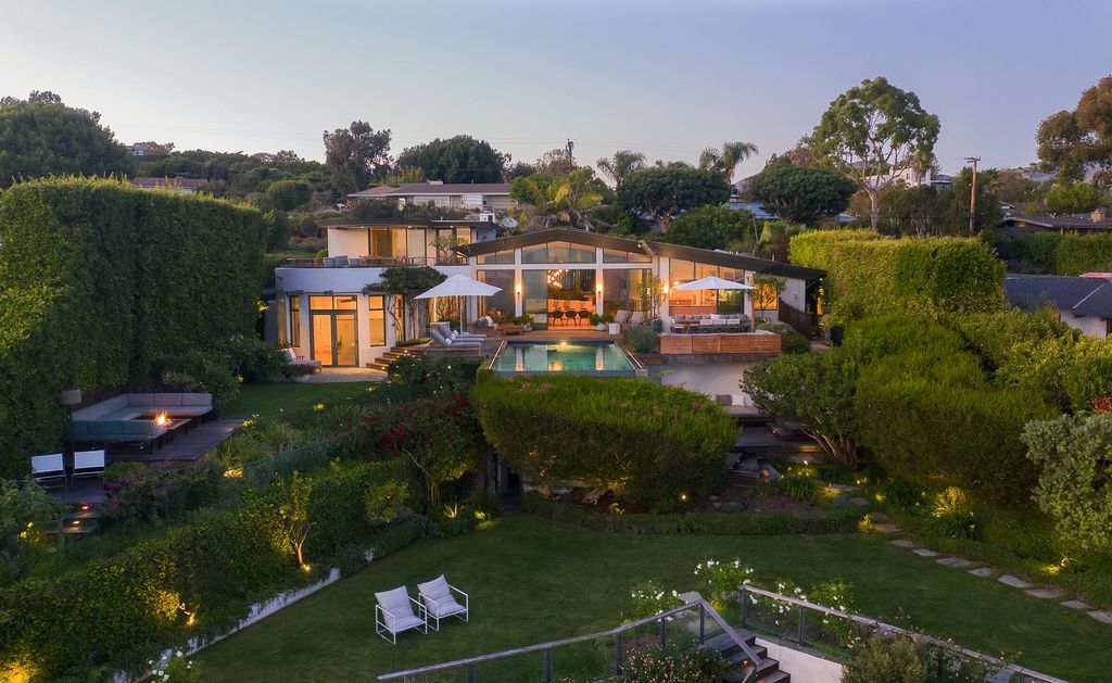 The Malibu Home is a Point Dume mid-century modern estate commands spectacular ocean and Catalina Island views now available for sale. This home located at 29060 Cliffside Dr, Malibu, California