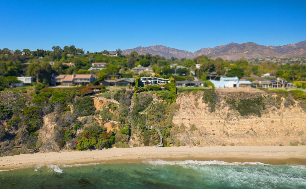 The Malibu Home is a Point Dume mid-century modern estate commands spectacular ocean and Catalina Island views now available for sale. This home located at 29060 Cliffside Dr, Malibu, California