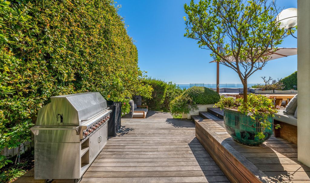 The Malibu Home is a Point Dume mid-century modern estate commands spectacular ocean and Catalina Island views now available for sale. This home located at 29060 Cliffside Dr, Malibu, California