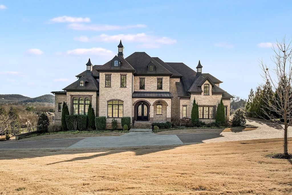 The Home in Tennessee is a luxurious home in neutral colors throughout now available for sale. This home located at 505 Legends Ridge Ct, Franklin, Tennessee; offering 06 bedrooms and 09 bathrooms with 9,233 square feet of living spaces.