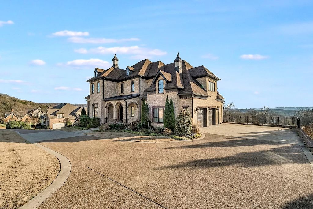 The Home in Tennessee is a luxurious home in neutral colors throughout now available for sale. This home located at 505 Legends Ridge Ct, Franklin, Tennessee; offering 06 bedrooms and 09 bathrooms with 9,233 square feet of living spaces.