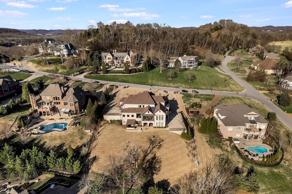 The Home in Tennessee is a luxurious home in neutral colors throughout now available for sale. This home located at 505 Legends Ridge Ct, Franklin, Tennessee; offering 06 bedrooms and 09 bathrooms with 9,233 square feet of living spaces.