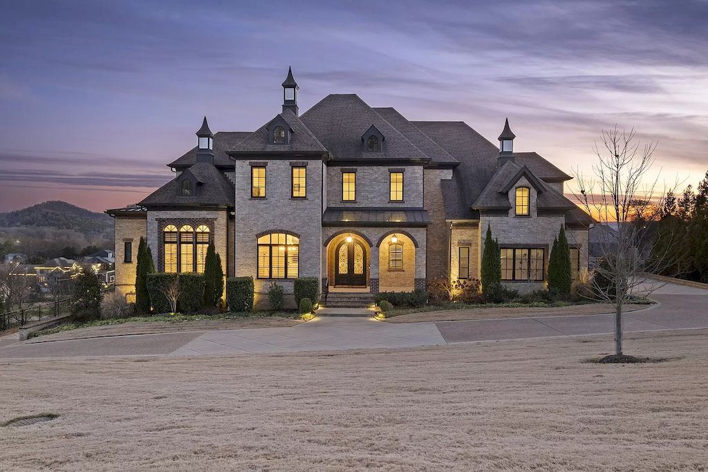 The Home in Tennessee is a luxurious home in neutral colors throughout now available for sale. This home located at 505 Legends Ridge Ct, Franklin, Tennessee; offering 06 bedrooms and 09 bathrooms with 9,233 square feet of living spaces.
