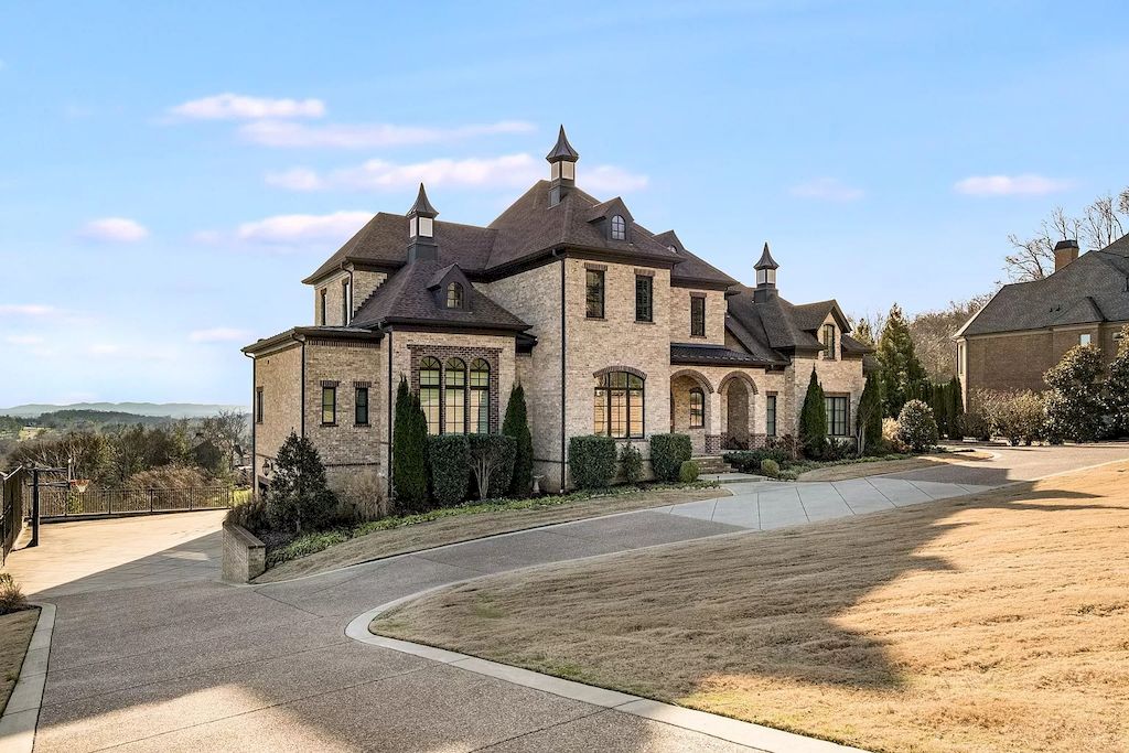 The Home in Tennessee is a luxurious home in neutral colors throughout now available for sale. This home located at 505 Legends Ridge Ct, Franklin, Tennessee; offering 06 bedrooms and 09 bathrooms with 9,233 square feet of living spaces.