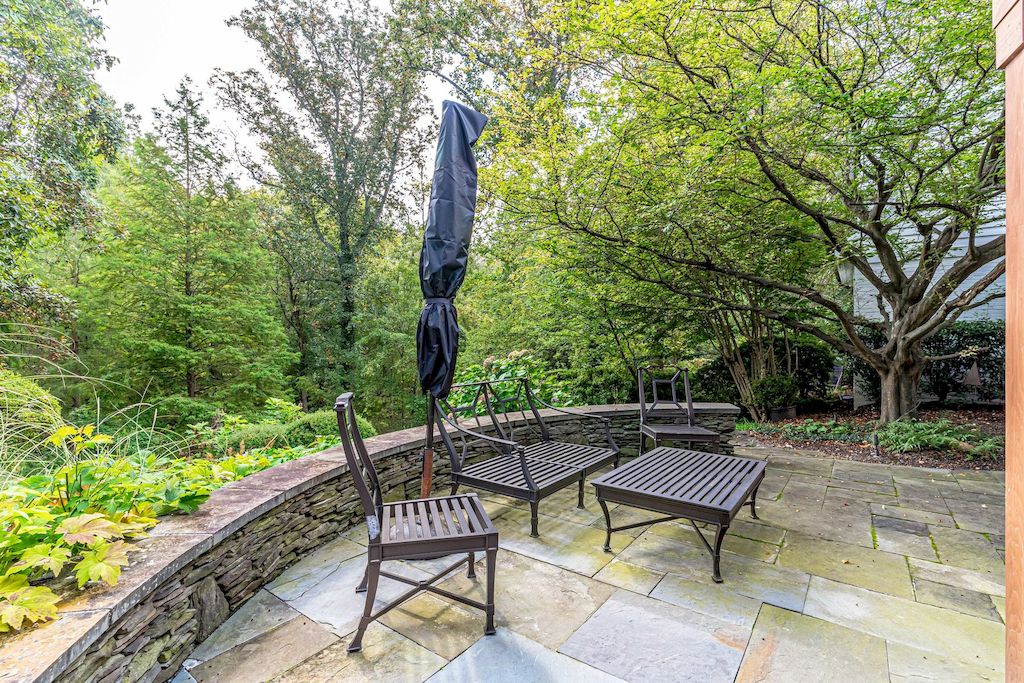 The Home in Virginia is a luxurious home with sumptuous landscaping and dramatic views now available for sale. This home located at 813 Carrie Ct, McLean, Virginia; offering 06 bedrooms and 06 bathrooms with 6,524 square feet of living spaces.