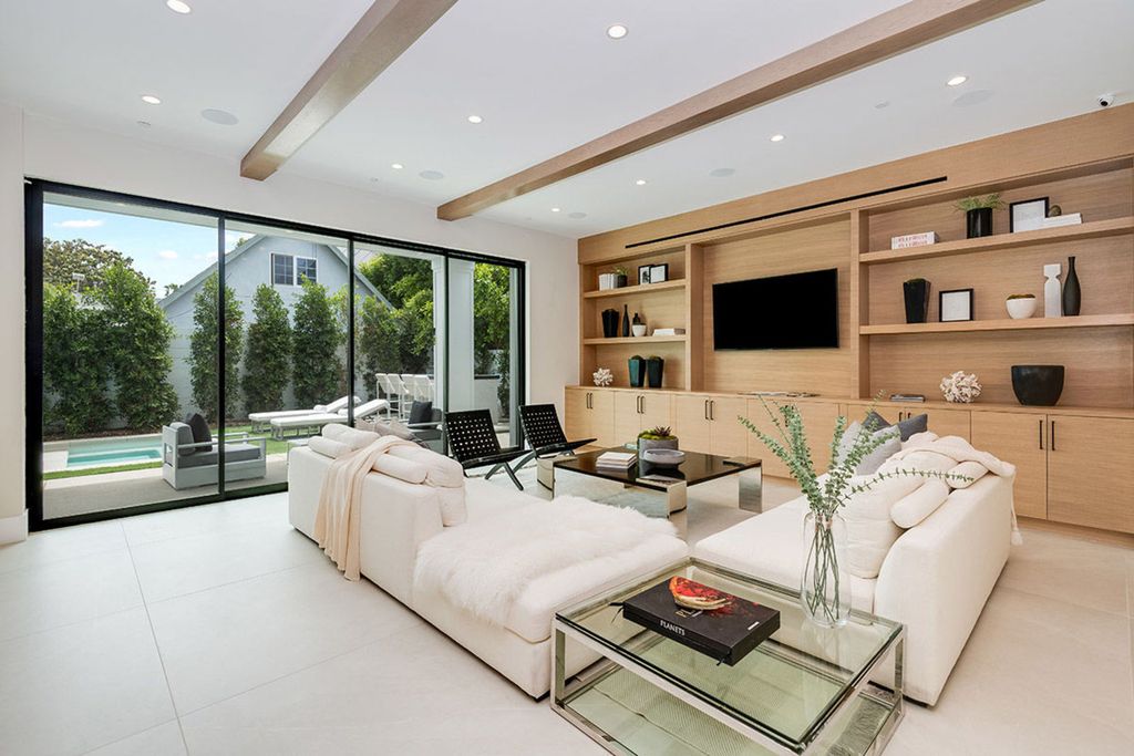 The Los Angeles Home is an elegantly designed newly constructed 5 bedroom home in the prestigious West Hollywood vicinity now available for sale. This home located at 828 N Sierra Bonita Ave, Los Angeles, California