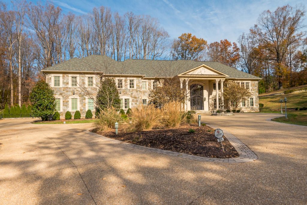 The Home in Virginia is a luxurious home presenting elegance and privacy now available for sale. This home located at 904 Chinquapin Rd, McLean, Virginia; offering 07 bedrooms and 11 bathrooms with 20,000 square feet of living spaces.