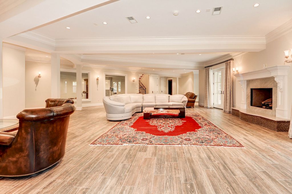 The Home in Virginia is a luxurious home presenting elegance and privacy now available for sale. This home located at 904 Chinquapin Rd, McLean, Virginia; offering 07 bedrooms and 11 bathrooms with 20,000 square feet of living spaces.