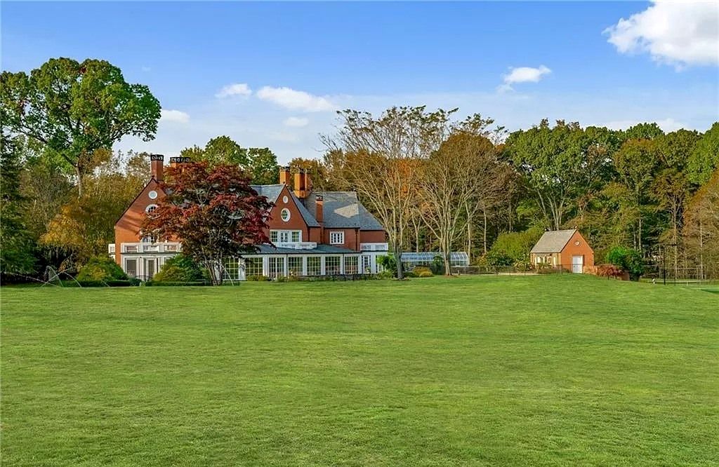 The Home in Connecticut is a luxurious home where every possible amenity at your disposal now available for sale. This home located at 75 & 76 Turtle Back Ln W, New Canaan, Connecticut; offering 08 bedrooms and 11 bathrooms with 14,724 square feet of living spaces. 