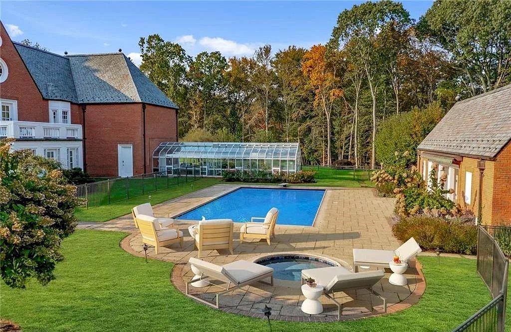 This-8000000-Classic-Georgian-Estate-is-the-Epitome-of-Privacy-Elegance-and-Modern-Living-in-Connecticut-12