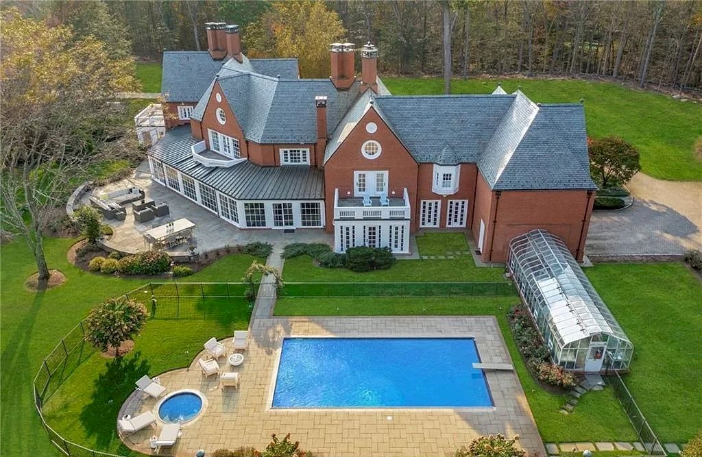 This-8000000-Classic-Georgian-Estate-is-the-Epitome-of-Privacy-Elegance-and-Modern-Living-in-Connecticut-17