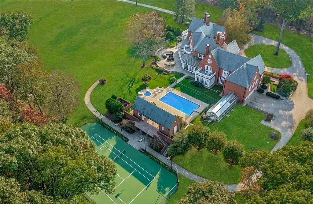 This-8000000-Classic-Georgian-Estate-is-the-Epitome-of-Privacy-Elegance-and-Modern-Living-in-Connecticut-18