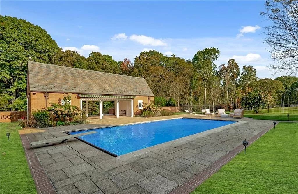 This-8000000-Classic-Georgian-Estate-is-the-Epitome-of-Privacy-Elegance-and-Modern-Living-in-Connecticut-23