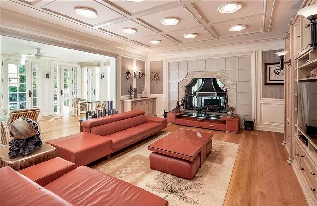 The Home in Connecticut is a luxurious home where every possible amenity at your disposal now available for sale. This home located at 75 & 76 Turtle Back Ln W, New Canaan, Connecticut; offering 08 bedrooms and 11 bathrooms with 14,724 square feet of living spaces. 