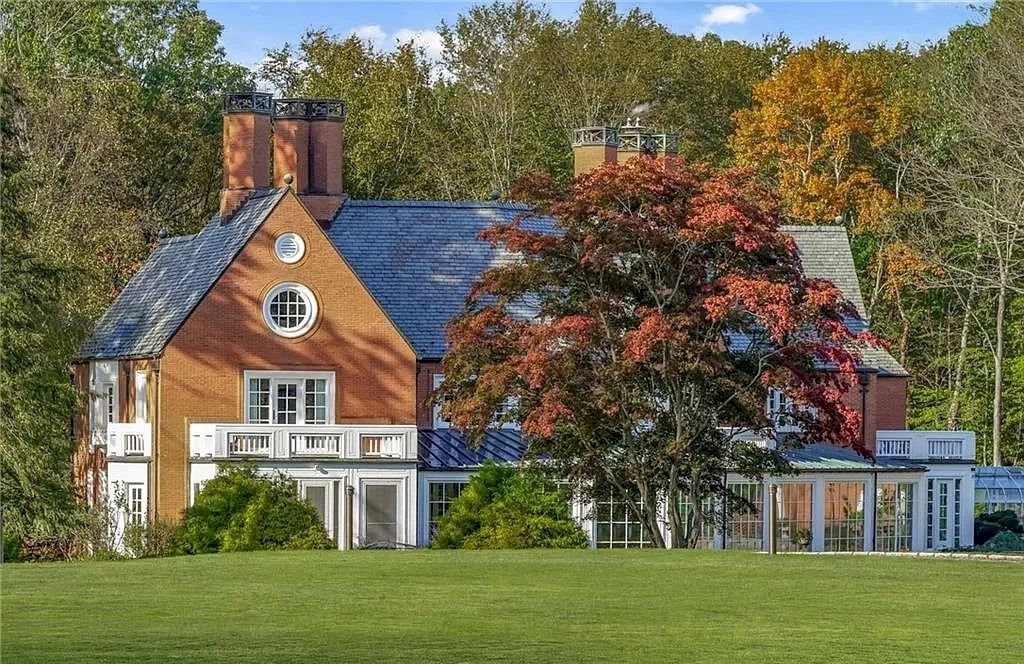 This-8000000-Classic-Georgian-Estate-is-the-Epitome-of-Privacy-Elegance-and-Modern-Living-in-Connecticut-4