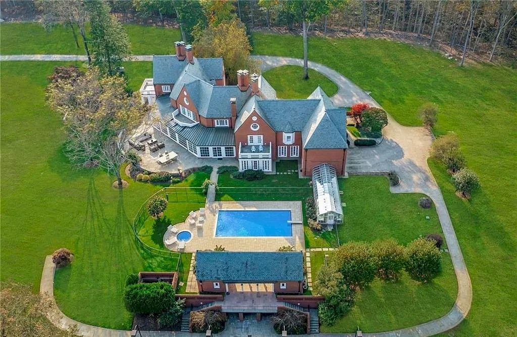 This-8000000-Classic-Georgian-Estate-is-the-Epitome-of-Privacy-Elegance-and-Modern-Living-in-Connecticut-7