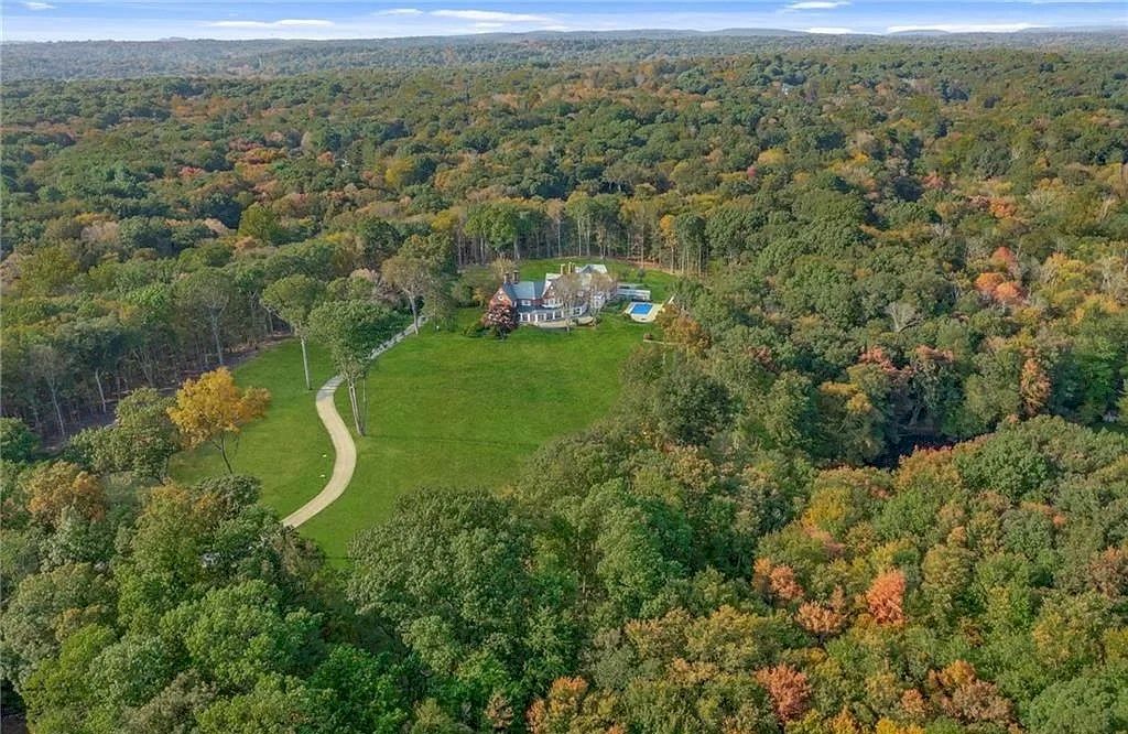 This-8000000-Classic-Georgian-Estate-is-the-Epitome-of-Privacy-Elegance-and-Modern-Living-in-Connecticut-9