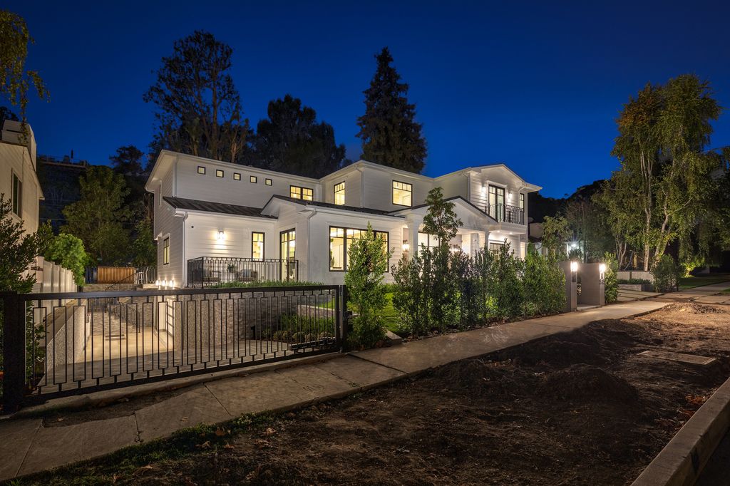 The Los Angeles Modern Farmhouse is a truly luxurious retreat conveniently located in the heart of Brentwood now available for sale. This home located at 535 N Bundy Dr, Los Angeles, California