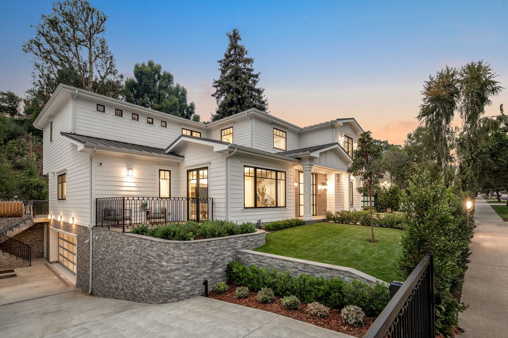 The Los Angeles Modern Farmhouse is a truly luxurious retreat conveniently located in the heart of Brentwood now available for sale. This home located at 535 N Bundy Dr, Los Angeles, California