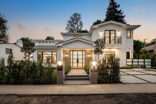 This $8,100,000 Exquisitely Curated Los Angeles Modern Farmhouse is A Truly Luxurious Retreat