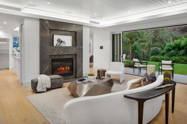 $8,100,000 Los Angeles Modern Farmhouse is A Truly Luxurious Retreat