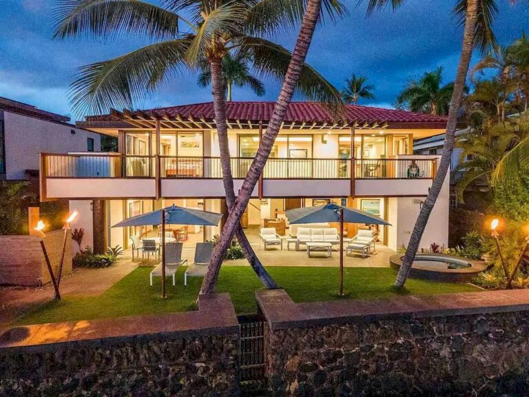 This $9,975,000 Sophisticated Oceanfront Home Enjoys the Tranquillity of Hawaii Right from the Doorstep