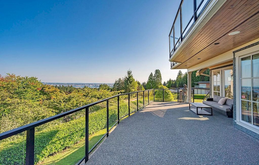 The Mansion in West Vancouver is constructed to the highest of standards now available for sale. This home located at 620 Saint Andrews Rd, West Vancouver, BC V7S 1V4, Canada