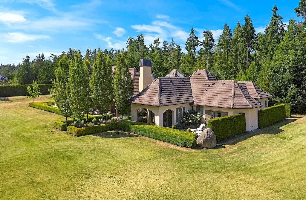 The Estate in Qualicum Beach is enriched with all the decadence of a 5-star retreat, with a quaint village for shopping and beautiful sandy beaches nearby now available for sale